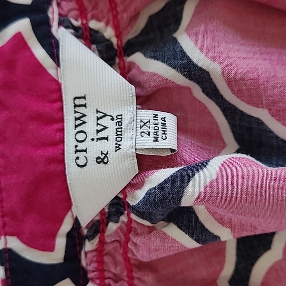 Crown & Ivy Pink, Navy Blue & White Patterned V-Neck Blouse size 2X - Picture 3 of 6
